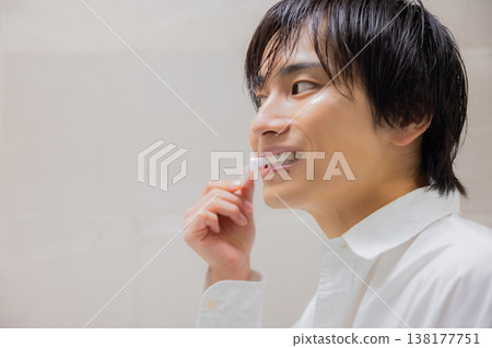 男人在浴室刷牙 男人在浴室刷牙 138177751