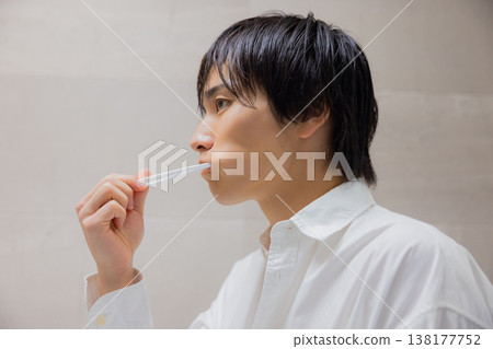 男人在浴室刷牙 男人在浴室刷牙 138177752