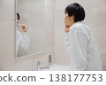 男人在浴室刷牙 138177753