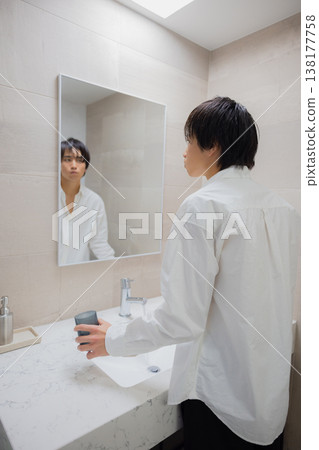 男人在浴室刷牙 138177758