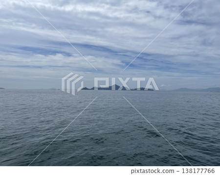 寧靜的景色，平靜的海面和綿延至地平線的島嶼。 138177766