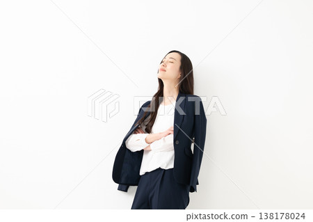 Cool business woman 138178024