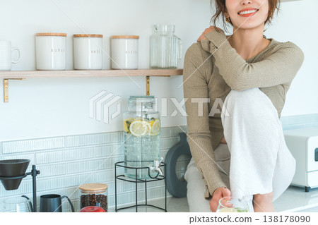 女人在廚房檯面上喝排毒水 138178090