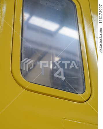 The window of the driver's cab of the Shinkansen Doctor Yellow 138178097
