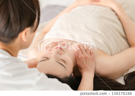 做按摩的女人 做按摩的女人 138178188