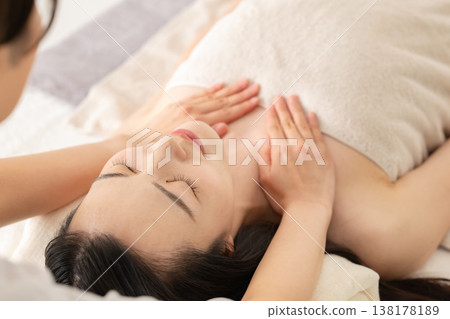 做按摩的女人 做按摩的女人 138178189