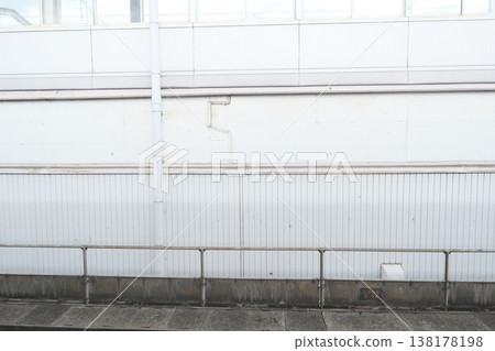 A simple architectural background texture featuring white exterior walls and rows of pipes. 138178198