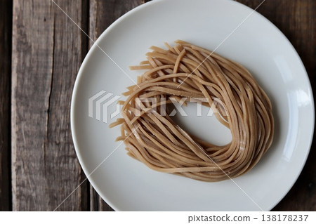 煮之前是健康的糙米麵;無麩質麵條 煮之前是健康的糙米麵;無麩質麵條 138178237