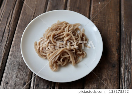 新鮮煮熟的健康糙米麵(無麩質麵條) 新鮮煮熟的健康糙米麵(無麩質麵條) 138178252