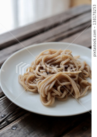 新鮮煮熟的健康糙米麵（無麩質麵條） 138178253