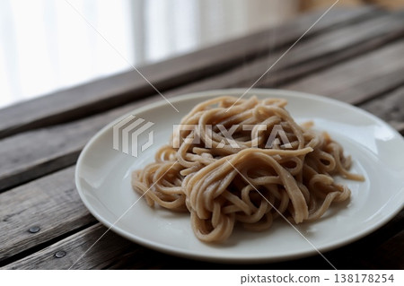 新鮮煮熟的健康糙米麵（無麩質麵條） 138178254