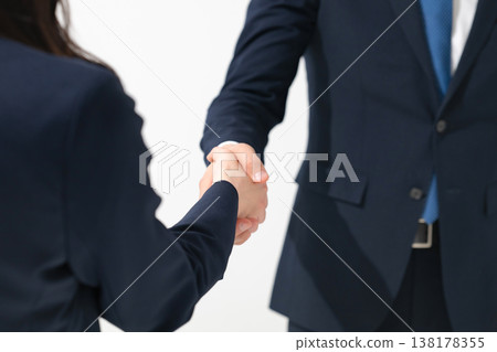 握手的商務人士 握手的商務人士 138178355