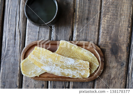 茨城縣產的地瓜乾和熱綠茶 茨城縣產的地瓜乾和熱綠茶 138178377