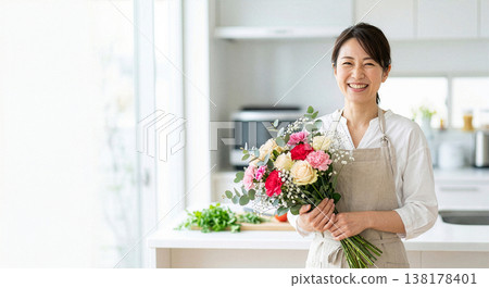 有花束的一名微笑的婦女 138178401
