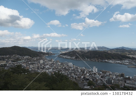 從山頂可以眺望大橋和港口小鎮的海岸風光。 從山頂可以眺望大橋和港口小鎮的海岸風光。 138178432