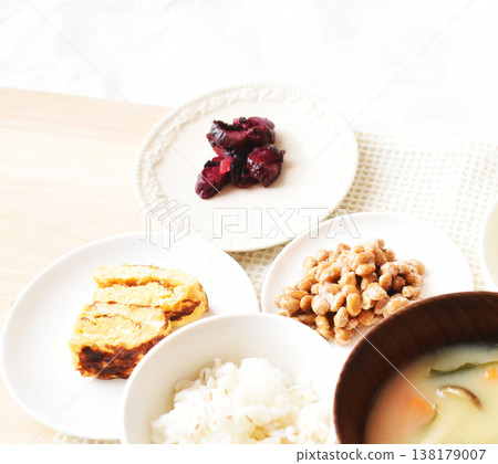 A hearty breakfast helps regulate the autonomic nervous system, which can easily become unbalanced during seasonal changes. A hearty breakfast helps regulate the autonomic nervous system, which can easily become unbalanced during seasonal changes. 138179007