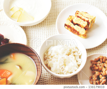 A hearty breakfast helps regulate the autonomic nervous system, which can easily become unbalanced during seasonal changes. A hearty breakfast helps regulate the autonomic nervous system, which can easily become unbalanced during seasonal changes. 138179010