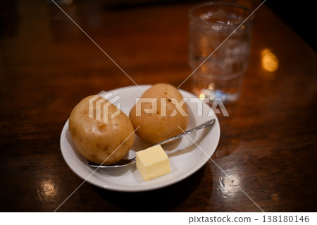 馬鈴薯放在白盤子上 馬鈴薯放在白盤子上 138180146