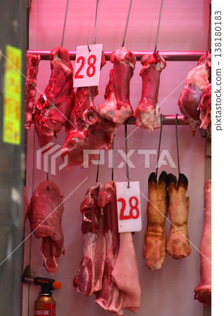 豬肉在香港市場的一家肉店出售。比牛肉和雞肉更高更貴。中國愛豬肉 豬肉在香港市場的一家肉店出售。比牛肉和雞肉更高更貴。中國愛豬肉 138180183