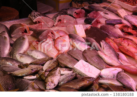 魚在香港島北角的一個市場上出售。日本有很多魚不熟悉 魚在香港島北角的一個市場上出售。日本有很多魚不熟悉 138180188