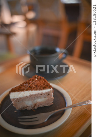 咖啡館裡美味的巧克力蛋糕 咖啡館裡美味的巧克力蛋糕 138180521