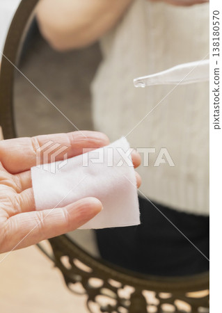 一位女士正在化妝。 一位女士正在化妝。 138180570