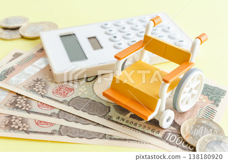 輪椅和金錢:與照護費用和長期照護保險費相關的圖像素材。 輪椅和金錢:與照護費用和長期照護保險費相關的圖像素材。 138180920