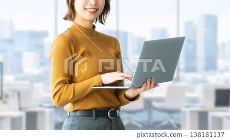 帶筆記型電腦的女人/女商人 帶筆記型電腦的女人/女商人 138181137