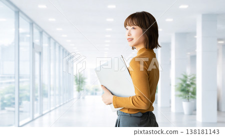 Woman with a laptop / business woman Woman with a laptop / business woman 138181143