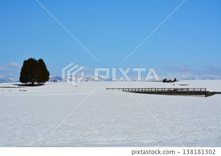 新潟縣小千谷市池原鄉初春時節，積雪未消失：雪山與雪原。 138181302