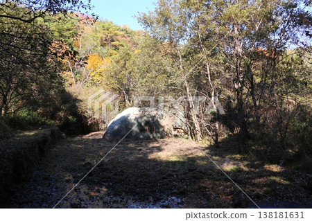 岡山縣總社市紀之城附近的鬼睡岩 岡山縣總社市紀之城附近的鬼睡岩 138181631