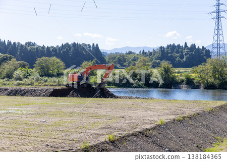 用於拓寬河道的重型機械 用於拓寬河道的重型機械 138184365