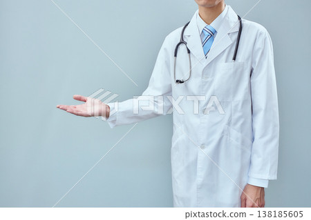 身穿白大褂的年輕男醫師 醫學影像 身穿白大褂的年輕男醫師 醫學影像 138185605