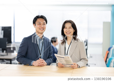 一位微笑的經理正在工作 138190106