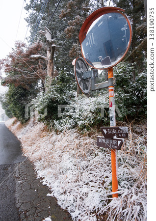A small path behind Ishiza Shrine: A winter scene in Tsurumaki 138190735