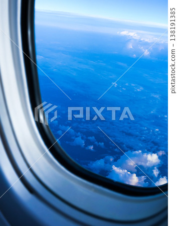 透過飛機舷窗,眼前展現出一片雲海。 透過飛機舷窗,眼前展現出一片雲海。 138191385
