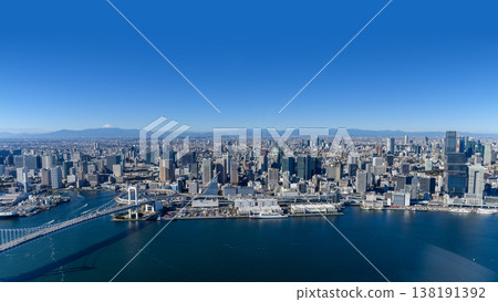 晴朗日子裡看到的東京天際線和大海。 晴朗日子裡看到的東京天際線和大海。 138191392