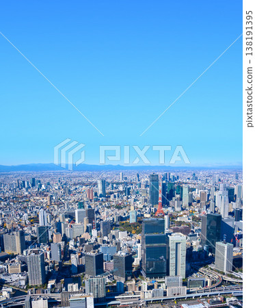從直升機上拍攝的晴空下東京市中心的空拍畫面。 從直升機上拍攝的晴空下東京市中心的空拍畫面。 138191395