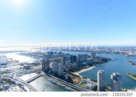 東京灣和海濱上空晴空萬裡。 東京灣和海濱上空晴空萬裡。 138191397