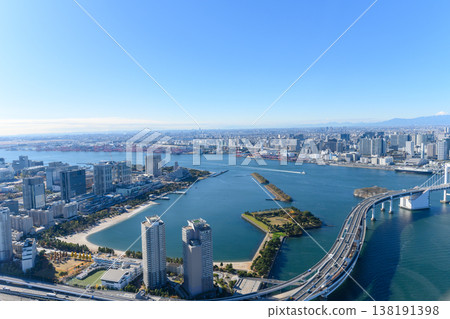 東京灣和彩虹橋的鳥瞰圖 138191398