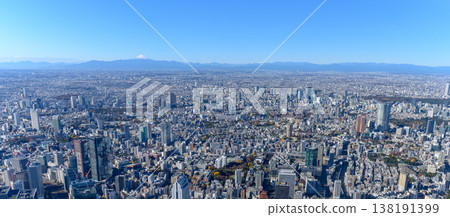 在晴朗的日子裡,從東京上空眺望富士山。 在晴朗的日子裡,從東京上空眺望富士山。 138191399