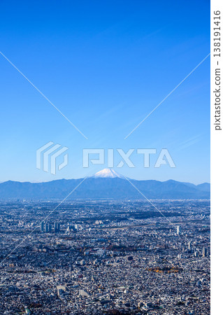 從空中俯瞰一座城市，湛藍的天空映襯著富士山。 138191416