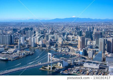 晴朗日子從空中俯瞰東京灣和彩虹橋。 晴朗日子從空中俯瞰東京灣和彩虹橋。 138191417