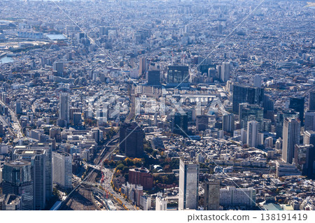 遠眺東京的城市景觀和鐵路網。 138191419
