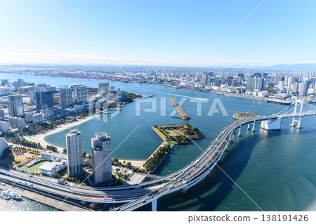 從空中俯瞰東京灣和彩虹橋 從空中俯瞰東京灣和彩虹橋 138191426
