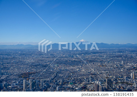 陽光明媚的東京，遠處是富士山。 138191435