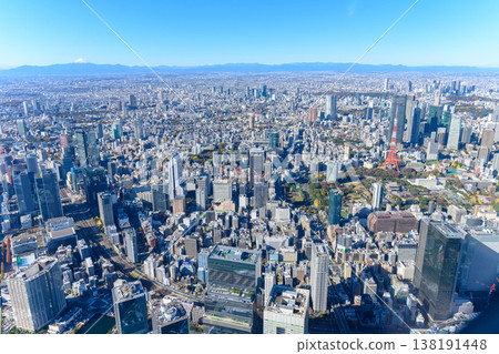 一組摩天大樓俯瞰東京鐵塔和富士山。 一組摩天大樓俯瞰東京鐵塔和富士山。 138191448