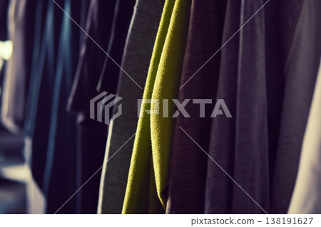 衣服掛在衣架上 138191627