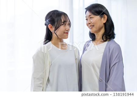 一對親密的母女互相凝視著。 138191944