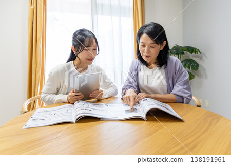 母女倆正在看產品目錄 母女倆正在看產品目錄 138191961